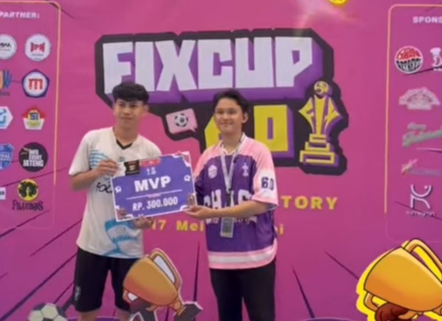 Penyerahan Hadiah MVP Player kepada Ruben - SMAN 14 Semarang